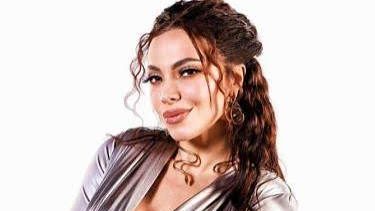 La Materialista Yameiry Infante con vestuario blanco en el videoclip de My Destiny
