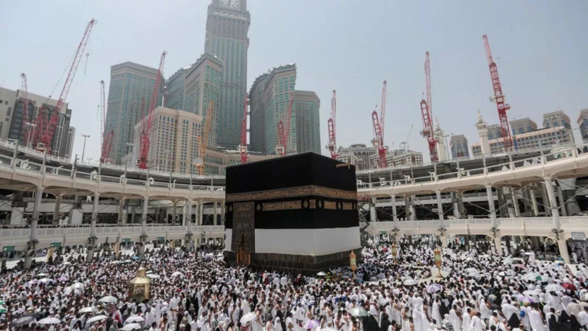 Peregrinos musulmanes rodeando la Kaaba en la Gran Mezquita de La Meca, Arabia Saudita