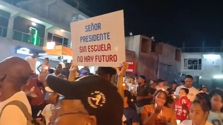 Residentes de Las Flores en Pantoja marchan con velas y pancartas exigiendo construcción de escuela y liceo