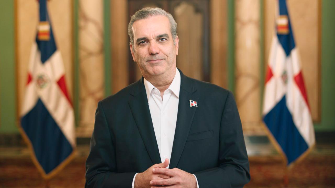 El presidente Luis Abinader sonriente durante un acto oficial en República Dominicana