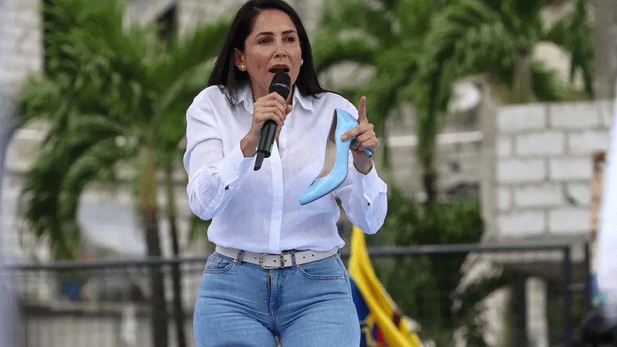 Luisa González, excandidata presidencial de Ecuador, escoltada hacia la cárcel de Chimborazo tras orden de prisión preventiva