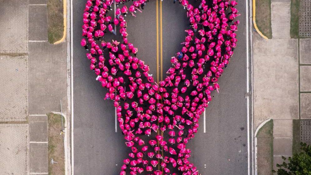 Más de 1,100 personas forman lazo humano en Santiago durante campaña de prevención del cáncer de mama Porque Te Quiero 2026