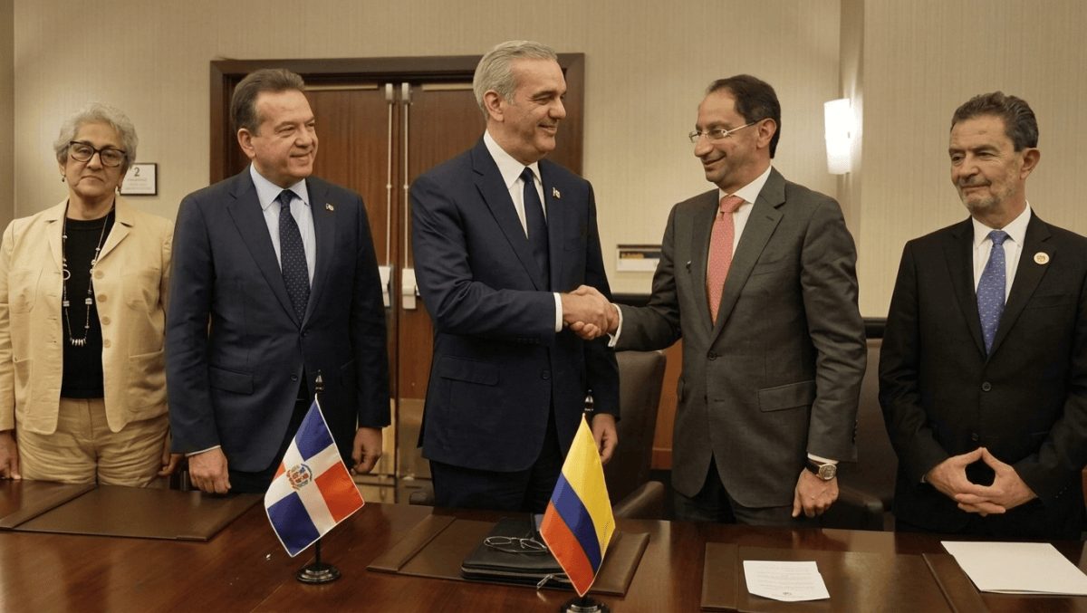 Presidente Luis Abinader junto al vicepresidente de Colombia José Manuel Restrepo en la Asamblea General de la ONU en Nueva York