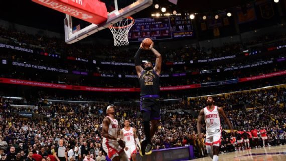 LeBron James con uniforme de los Philadelphia 76ers durante un partido de la NBA