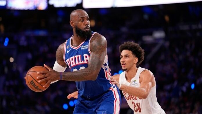 LeBron James en uniforme de los Philadelphia 76ers durante un partido de la NBA en 2026
