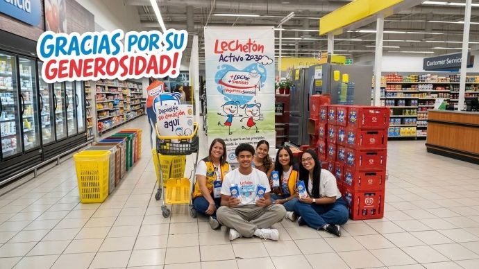Voluntarios del Club Activo 20-30 y Scouts Dominicanos en punto de acopio de leche en supermercado durante el Lechetón