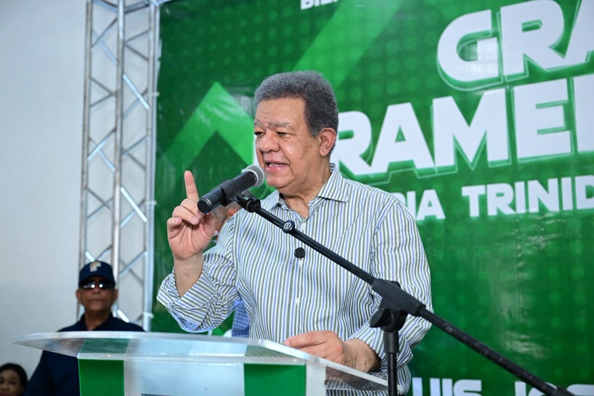 Leonel Fernández habla ante una multitud en acto de juramentación de la Fuerza del Pueblo en Nagua