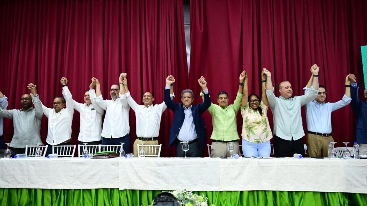 Leonel Fernández en acto político de la Fuerza del Pueblo en La Vega, República Dominicana