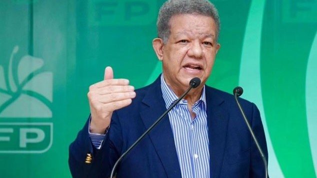 Leonel Fernández saludando a simpatizantes durante un acto político de la Fuerza del Pueblo