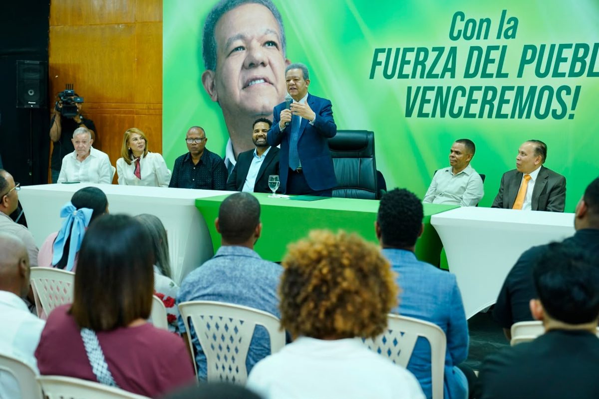Leonel Fernández encabeza jornada de juramentaciones de la Fuerza del Pueblo en la Casa del Pueblo Johnny Ventura
