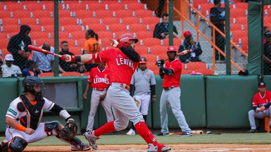 Jugadores de los Leones del Escogido celebrando victoria 15-11 sobre los Toros del Este en el Estadio Francisco Micheli de La Romana