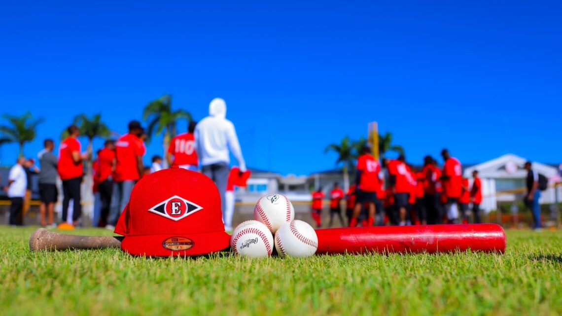 Peloteros de los Leones del Escogido en el terreno durante un partido de LIDOM en Santo Domingo