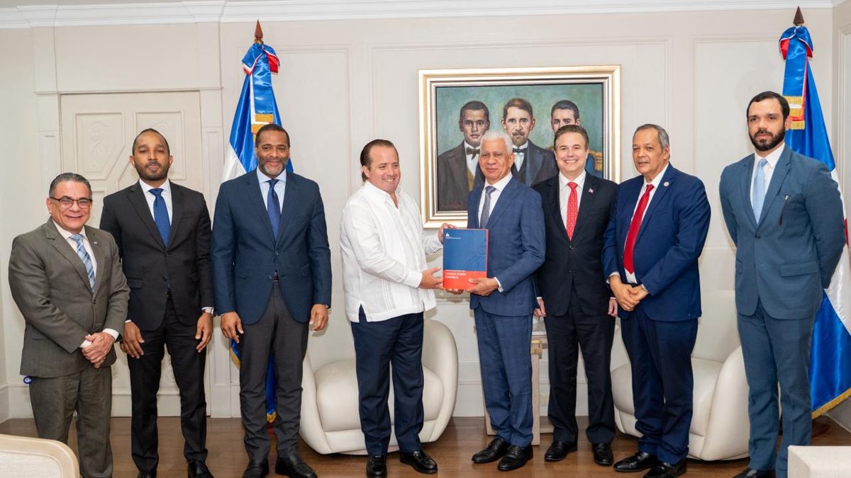 Ricardo de los Santos recibe anteproyecto de ley de alianzas público-privadas de manos del ministro José Ignacio Paliza en el Senado dominicano