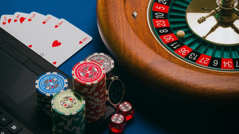 Fachada de una banca de apuestas en República Dominicana con letreros de loterías y juegos deportivos