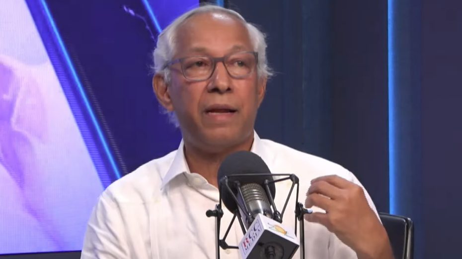 Exministro de Educación Ángel Hernández durante entrevista en programa radial Zol de la Tarde en República Dominicana