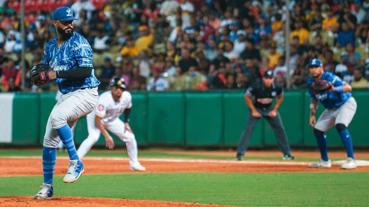 Jugadores del Licey celebrando victoria 6-2 sobre las Águilas Cibaeñas en el Estadio Cibao de Santiago