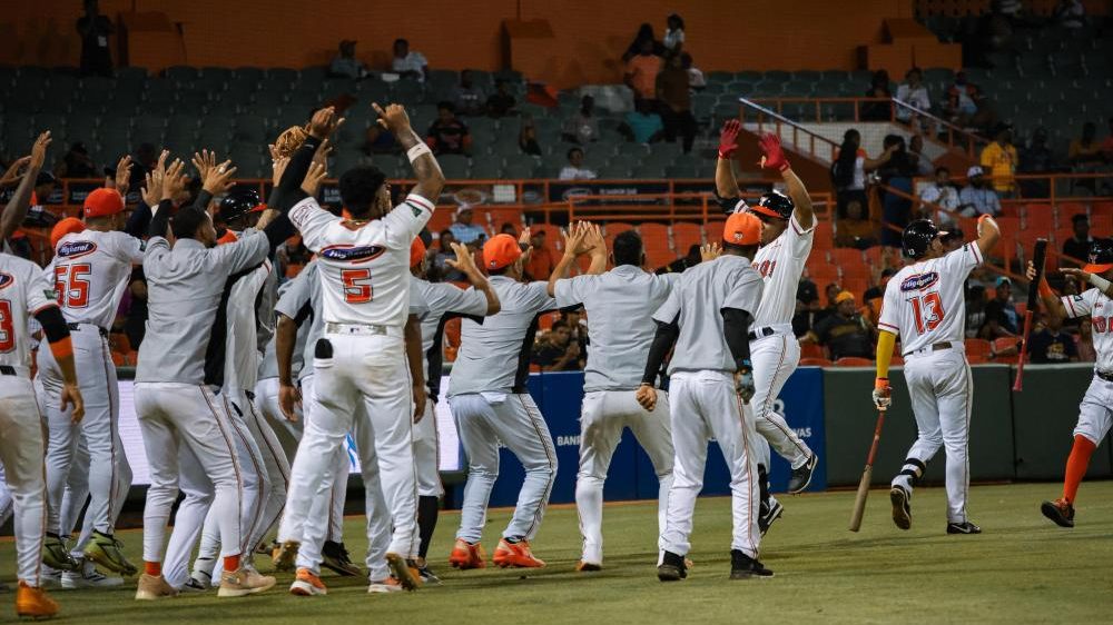 Jugadores de los Tigres del Licey celebrando en el terreno tras goliza de 14-1 a los Gigantes del Cibao en LIDOM 2026-2027
