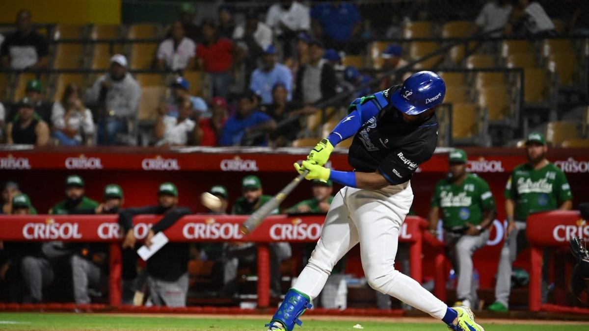 Mel Rojas Jr. en el Quisqueya Juan Marichal con uniforme de los Tigres del Licey tras jonrón de tres carreras