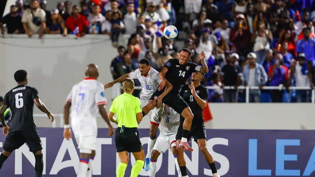 Jugadores de Haití celebrando un gol ante República Dominicana en el Estadio Olímpico Félix Sánchez