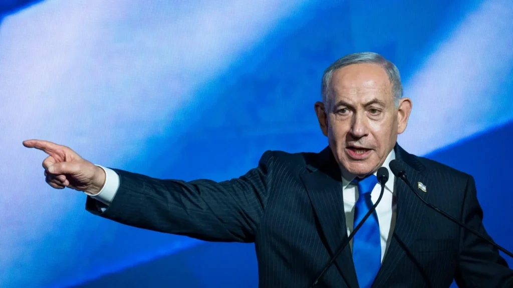 Benjamín Netanyahu frente a seguidores del Likud durante la noche electoral en Israel