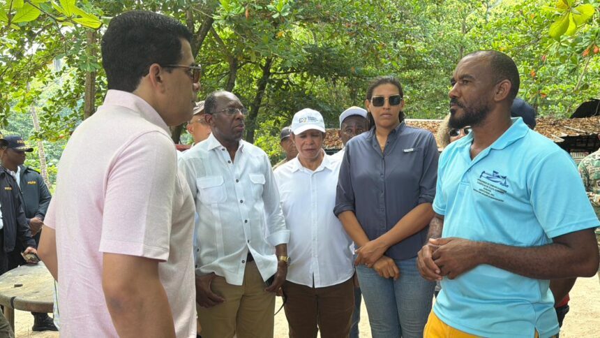 Ministro David Collado supervisa labores de retiro de sargazo en Playa Rincón, Samaná