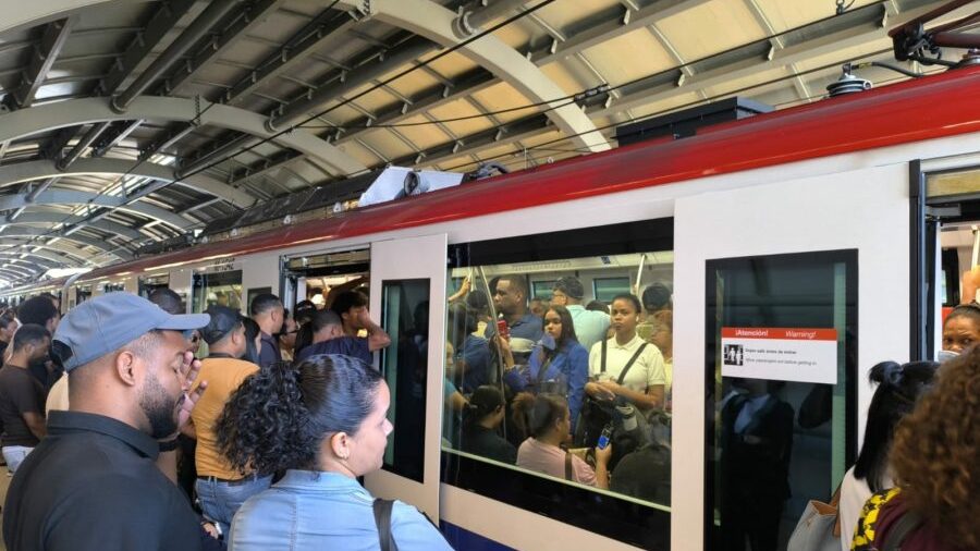 Estación del Metro de Santo Domingo Línea 2 con pasajeros esperando el servicio en andén