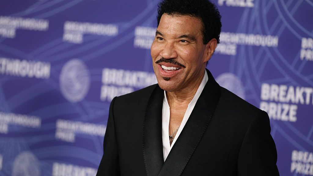 Lionel Richie saludando al público durante un concierto en vivo