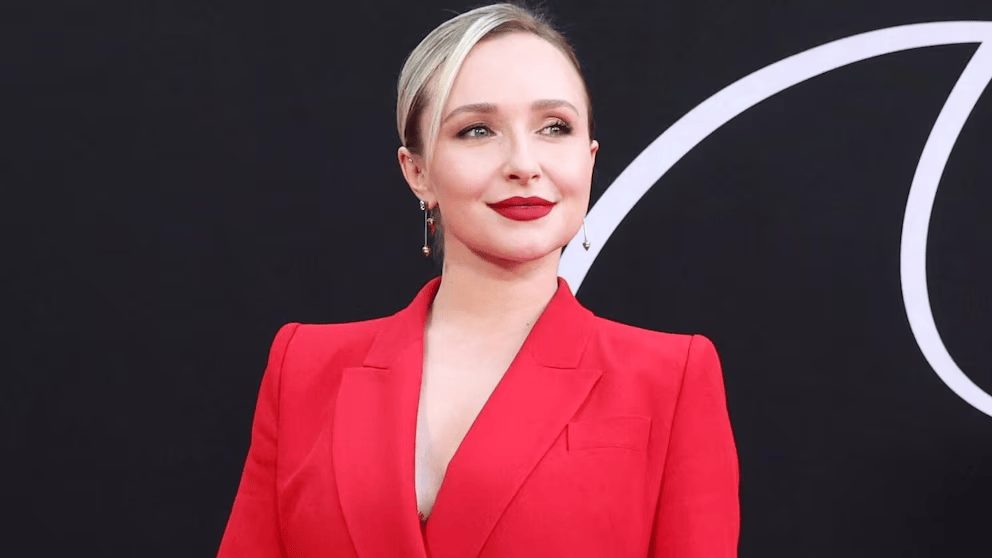 Hayden Panettiere, actriz de Nashville y Heroes, sonriendo en un evento público