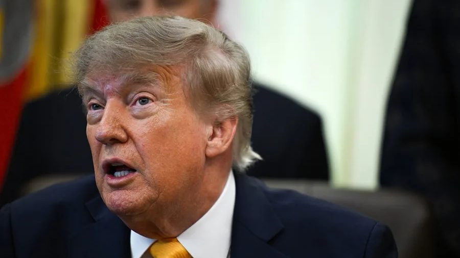 Donald Trump hablando con la prensa sobre su conversación telefónica con Putin sobre la guerra en Ucrania