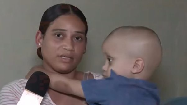 Madre con su hijo pequeño en hospital infantil mientras busca ayuda para tratamiento de cáncer en el exterior