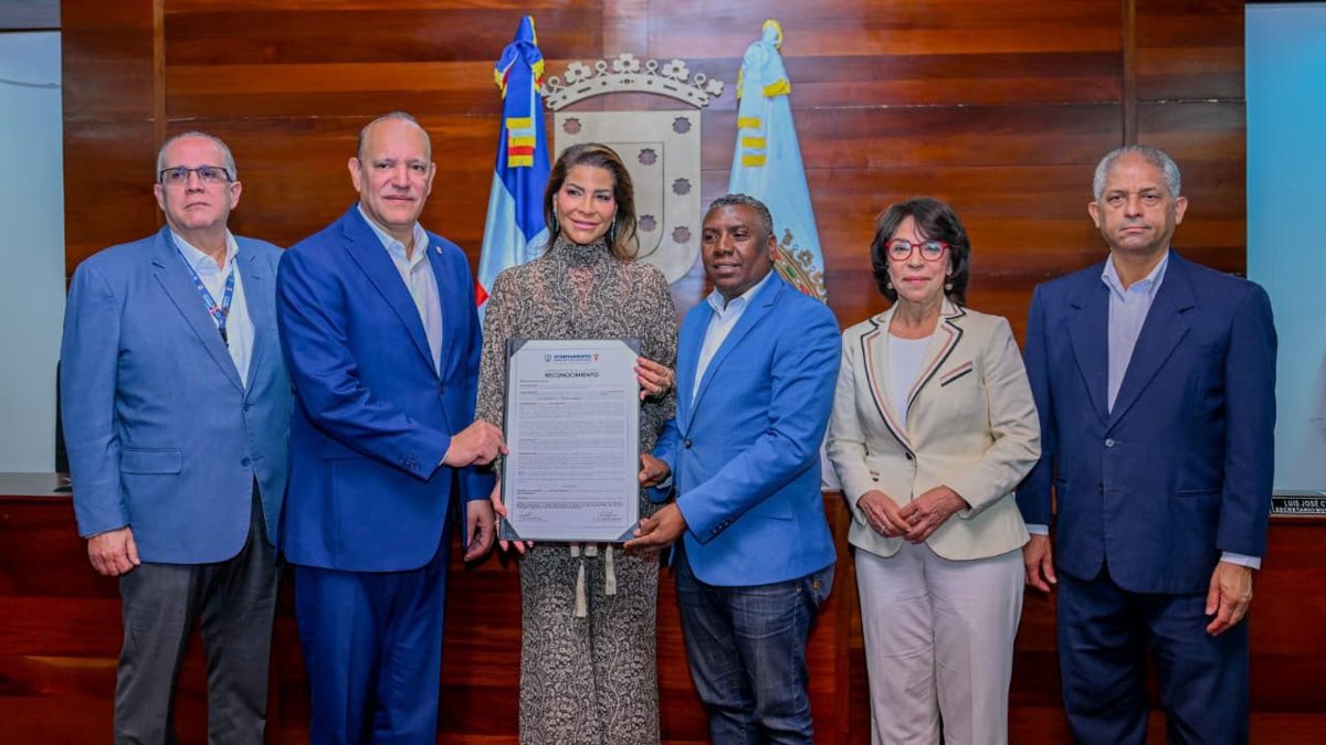 Alcalde de Santiago entregando distinción de Hija Distinguida a la filántropa Lucy Doughty en acto oficial del cabildo