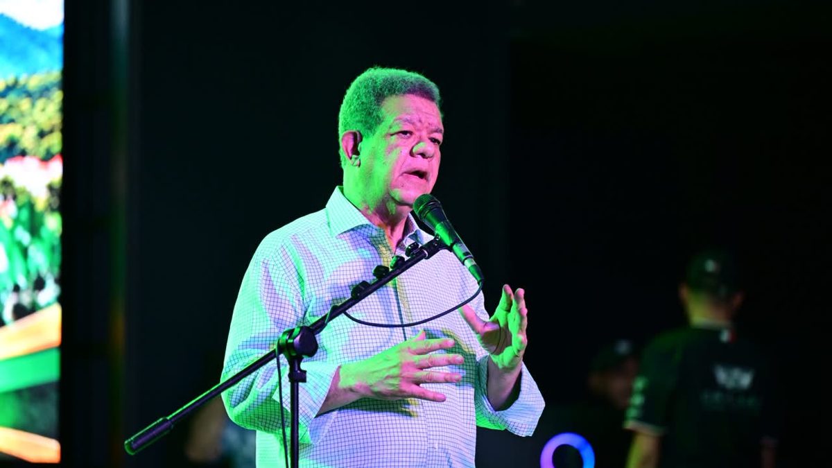 Leonel Fernández en evento político de Fuerza del Pueblo, con bandera dominicana al fondo