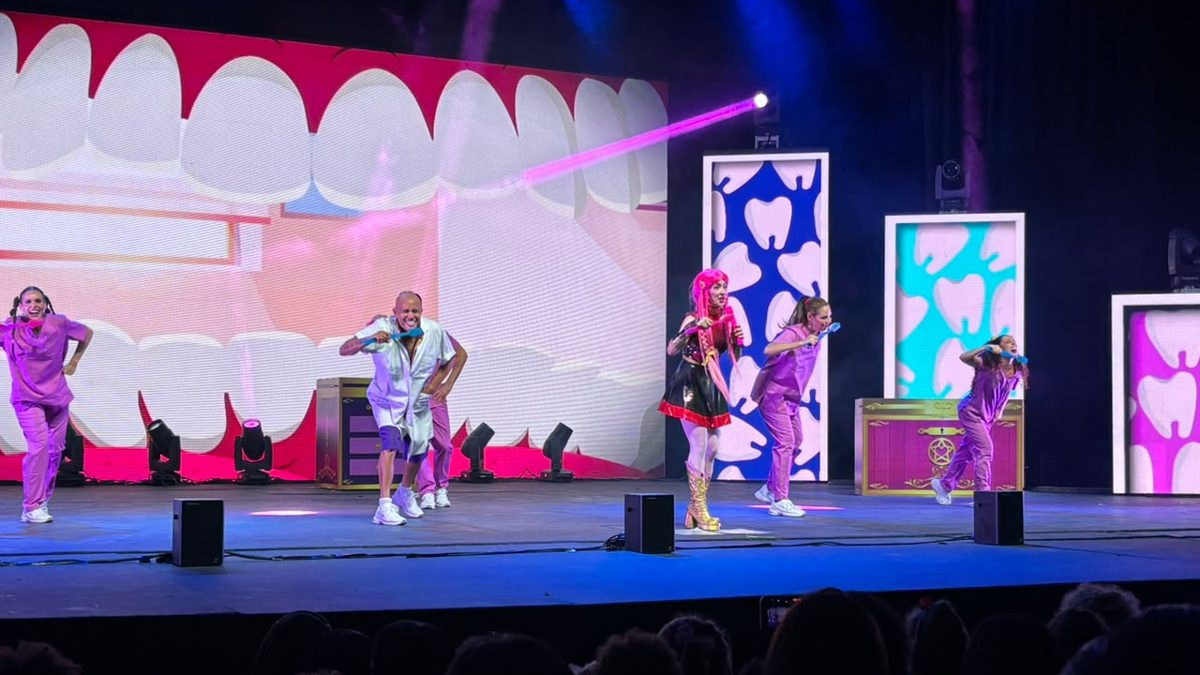 Luli Pampín en el escenario del Teatro Nacional Eduardo Brito durante su show Juntos Otra Vez en Santo Domingo