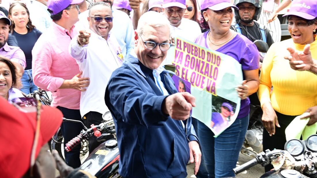 Gonzalo Castillo hablando ante dirigentes comunitarios en Santo Domingo Norte durante su recorrido del PLD