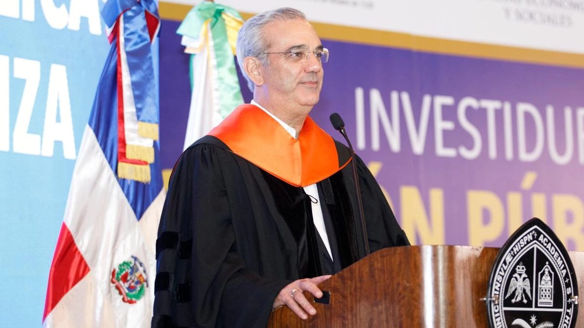 Presidente Luis Abinader en ceremonia de graduación de maestría en gestión pública en el Aula Magna de la UASD