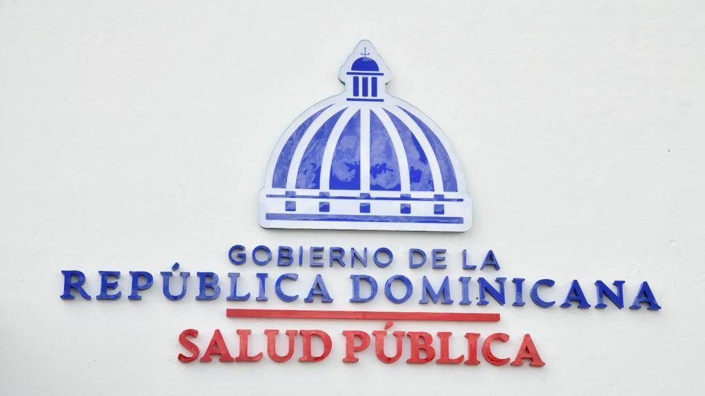 Funcionarios del Ministerio de Salud Pública de República Dominicana revisando boletín epidemiológico de la semana 35