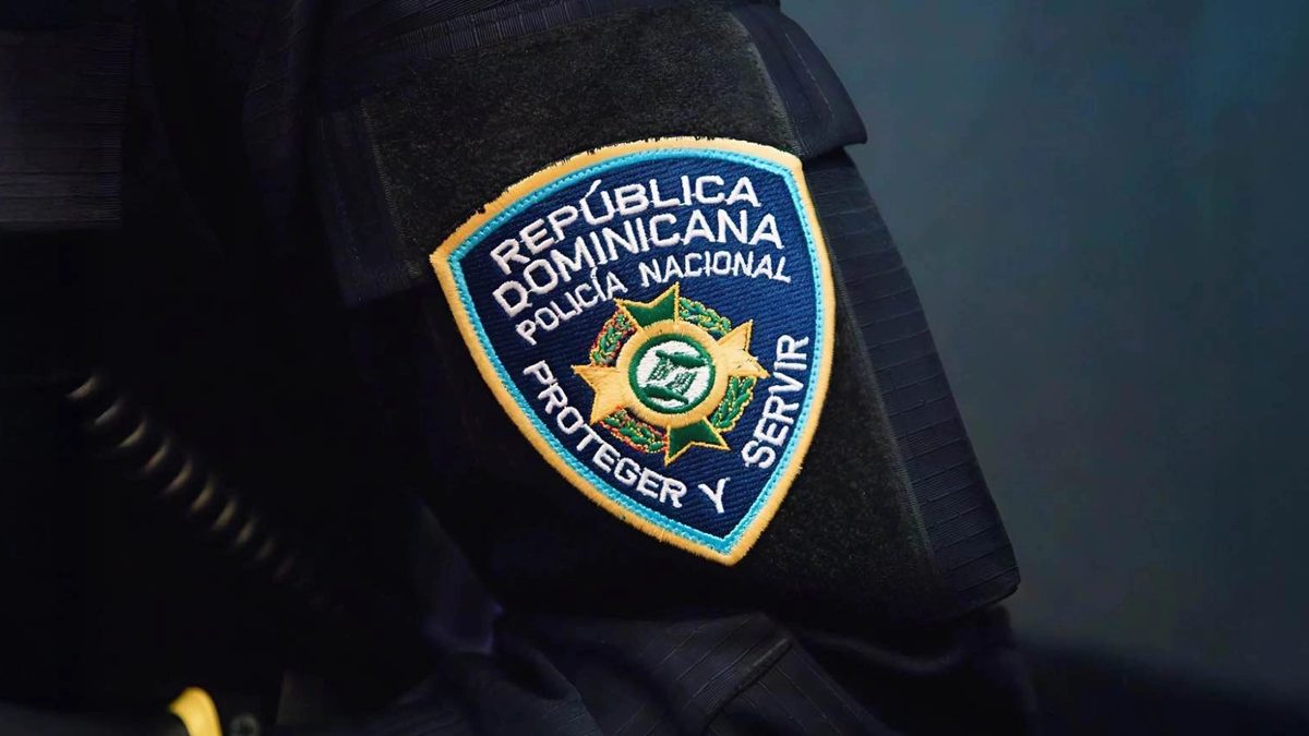 Agentes de la Policía Nacional frente a ciudadanos en la avenida George Washington, Malecón de Santo Domingo