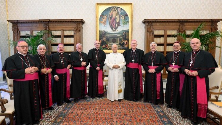 Papa León XIV celebrando misa en la Basílica de San Pedro ante estudiantes de universidades pontificias