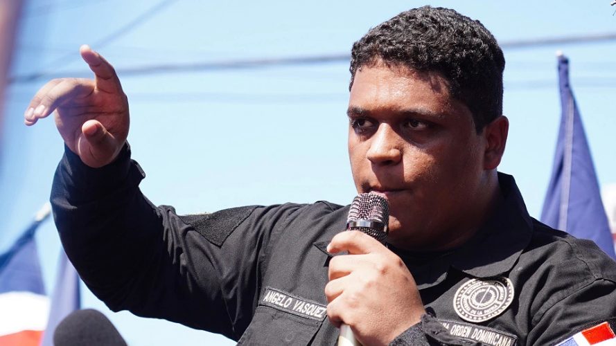 Manifestantes de Antigua Orden marchan en el Parque Duarte de Moca, Espaillat, exigiendo control migratorio