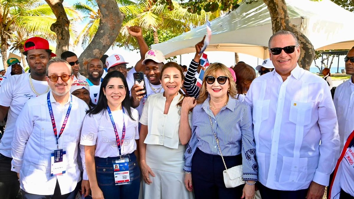 Fanáticos de Nizao llegando al Centro Olímpico Félix Sánchez para apoyar a Marileidy Paulino en los Juegos Centroamericanos 2026
