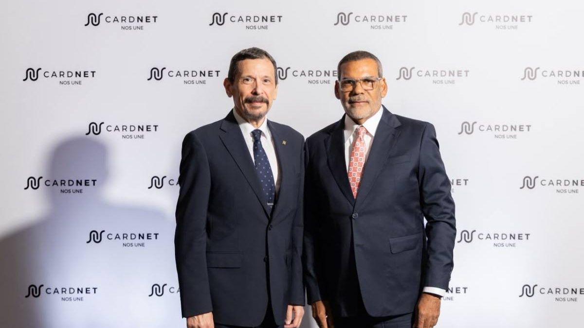 Martín Cava y Luis Bencosme en el evento El Relevo de un Legado de CardNET en Santo Domingo
