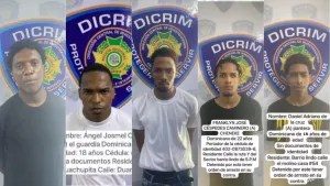 Agentes de la Policía Nacional junto a cinco hombres capturados del listado de los más buscados de la Dirección Regional Sureste
