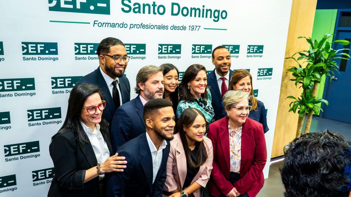 Estudiantes dominicanos en sesión académica presencial de CEF Santo Domingo con programas de maestría española en línea