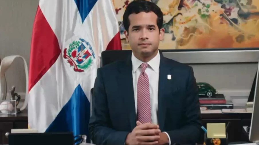 Senador Omar Fernández exponiendo cifras sobre matrícula escolar haitiana y dominicana en tribuna del Congreso