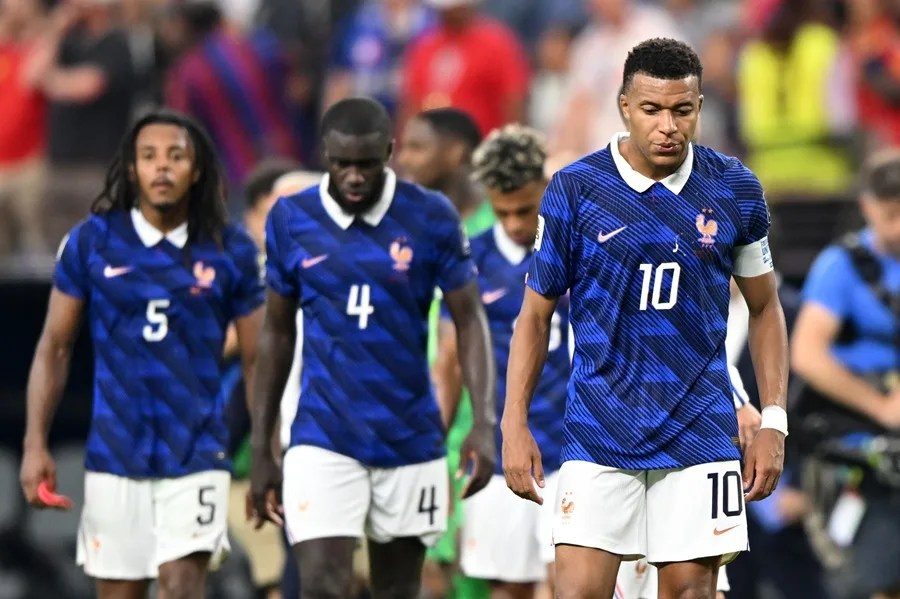 Kylian Mbappé cabizbajo tras la derrota de Francia 2-0 ante España en el Mundial 2026