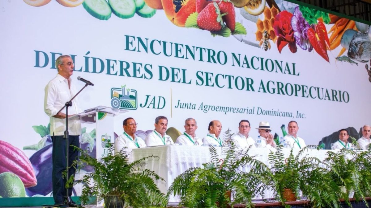 Presidente Luis Abinader hablando ante productores agropecuarios en el encuentro de la JAD sobre mecanización agrícola