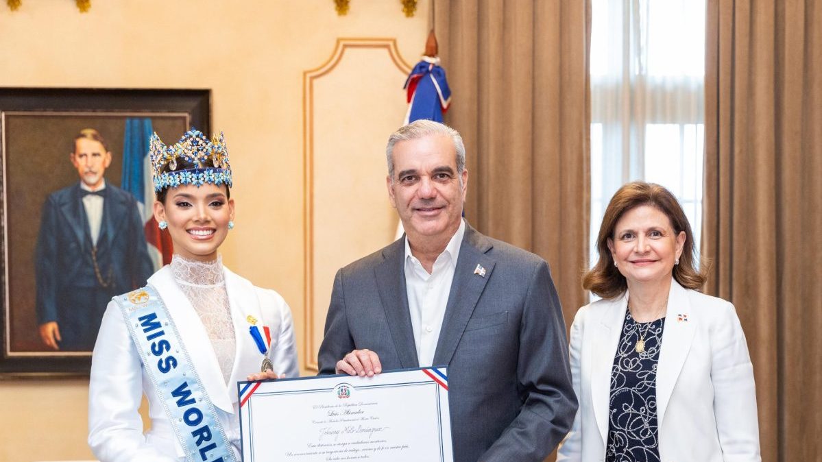 Presidente Luis Abinader entrega la Medalla al Mérito Civil a Joheirry Mola, Miss Mundo 2026, en el Palacio Nacional de Santo Domingo