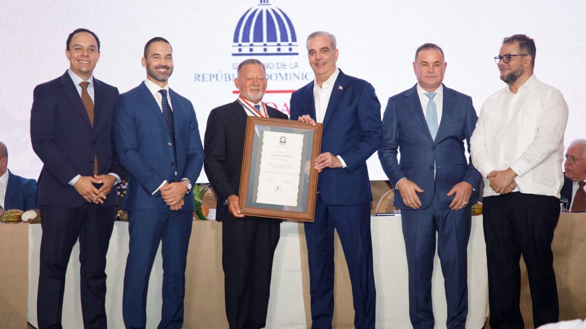 Ceremonia XXXV Medalla de Honor al Mérito con ganaderos del norte de República Dominicana y el presidente Luis Abinader