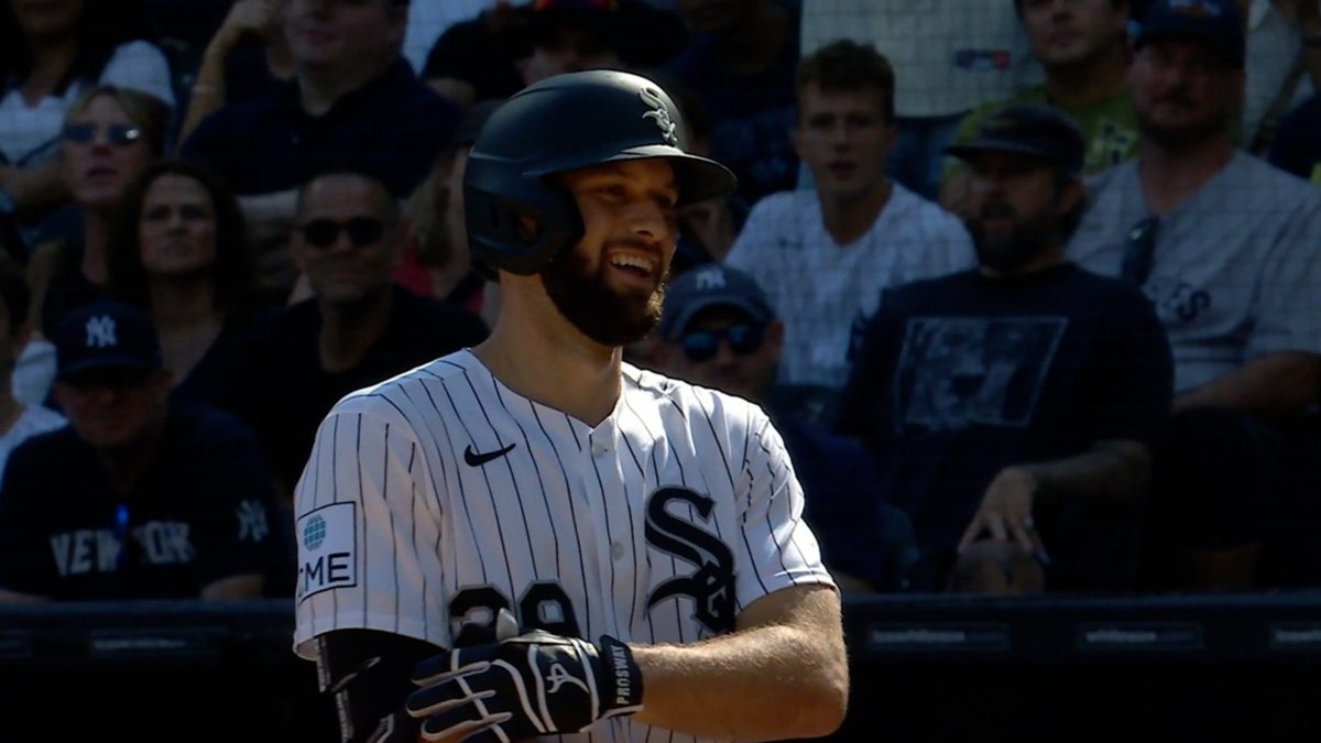 Jugadores de los Medias Blancas de Chicago celebran una victoria en extrainnings en el Rate Field