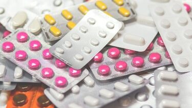 Mujer enferma de esclerosis múltiple esperando medicamento de alto costo en República Dominicana